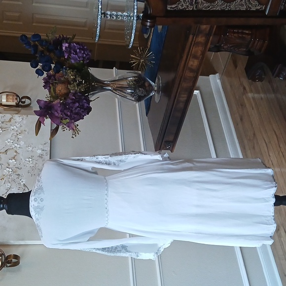 Women's White Boho Embroidered High Low Dress. Size M - Picture 9 of 17